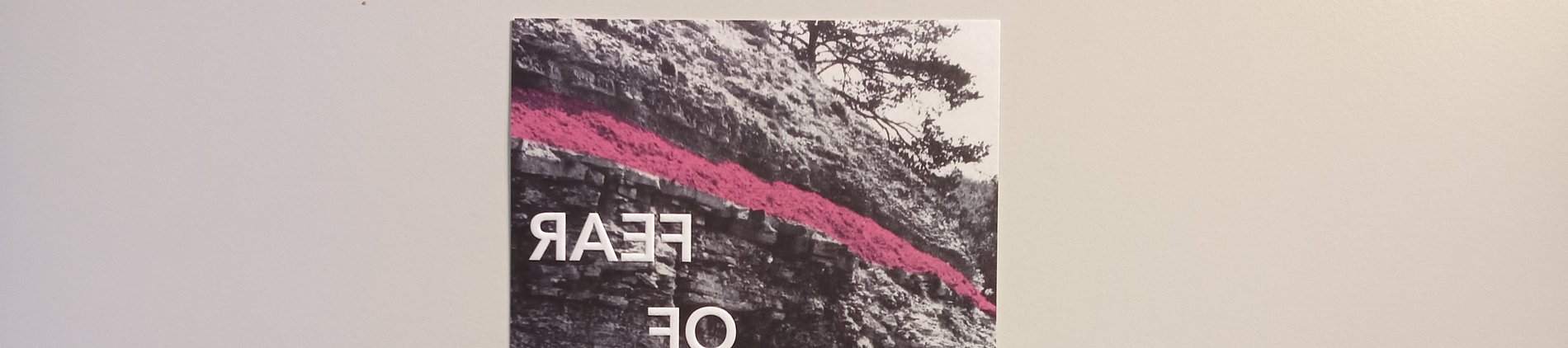 Mann meißelt an Wand. Schriftzug Fear of missing heart.